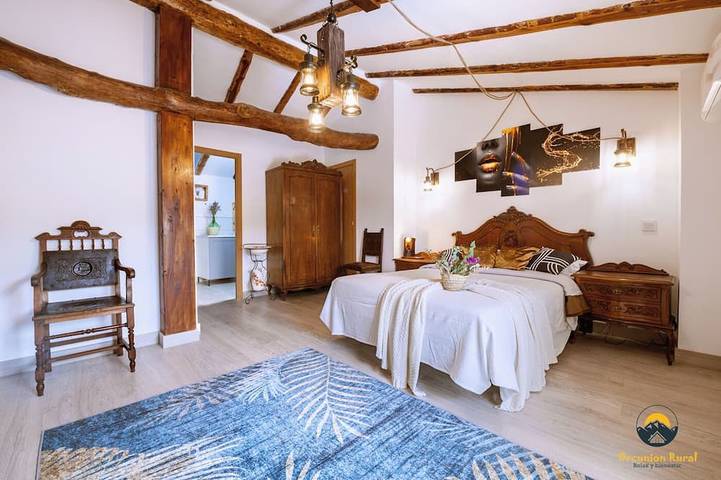 Renovated rural house with fireplace and swimming pool, close to hiking trails and reservoir. in Sacedón, Guadalajara Provinz
