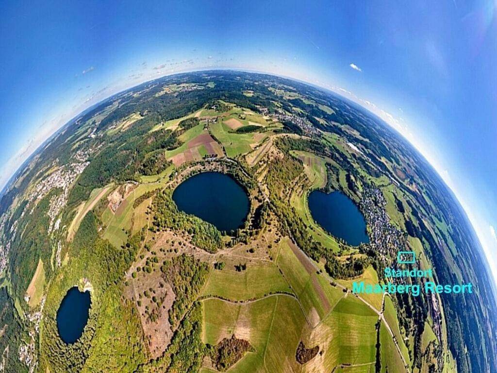 Maarpanorama in het Maarberg Resort in Schalkenmehren, Vulkaneifel