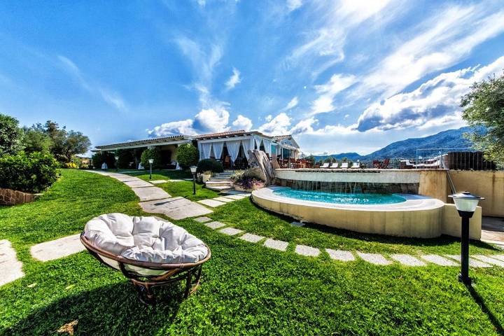 Chambre d’hôte pour 2 personnes, avec piscine ainsi que jardin et vue