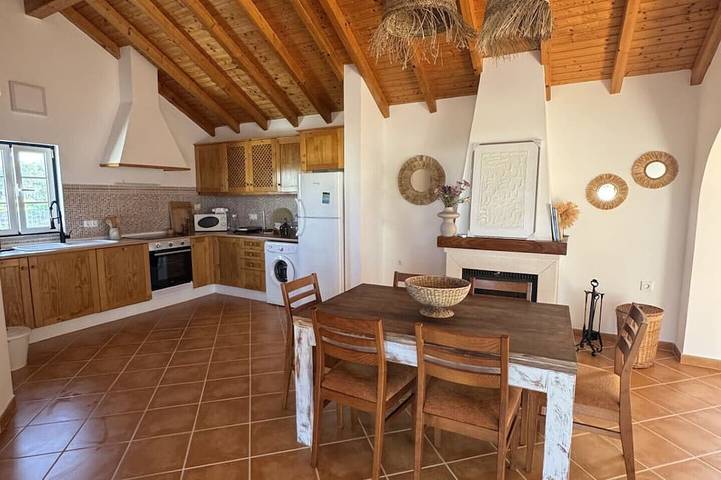 Casa de campo para 6 pessoas, com terraço e jacuzzi e ainda jardim em Santiago do Cacém