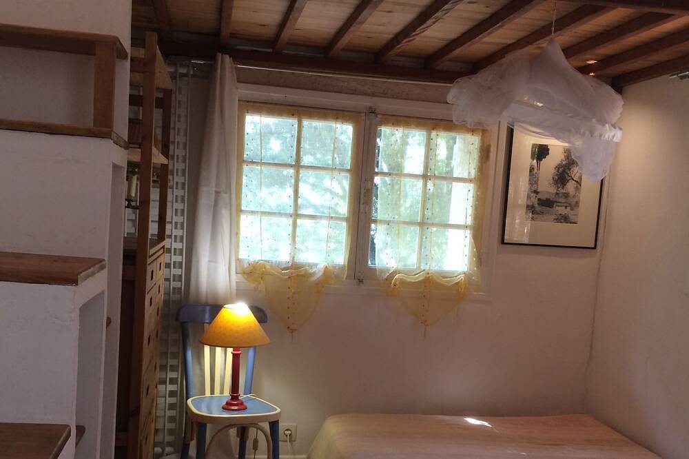 Le Gîte De La Maison Bleue \"La Provençale\" in Carros, Côte méditerranéenne (France)