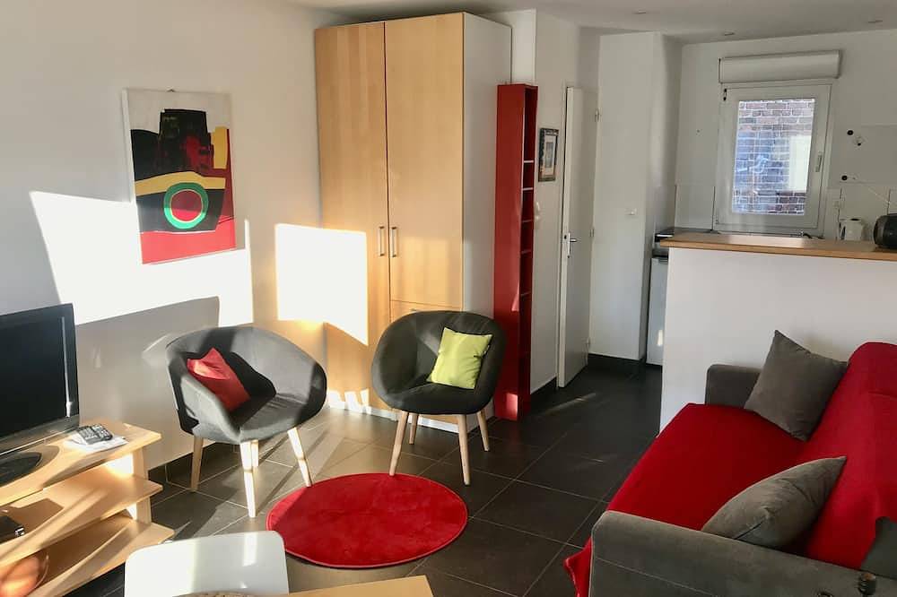 Entire apartment, Comfortable seaside studio with terrace 200 m from the beach in Sangatte, Calais region