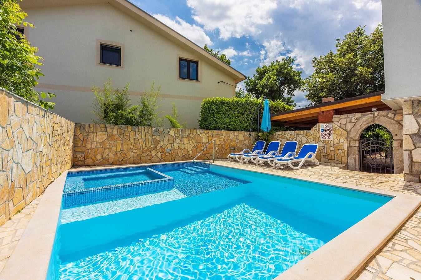 Ganze Wohnung, Ruhiges Apartment mit Holzkohlegrill, Pool mit Whirlpoolfunktion, Waschmaschine, Trockner in Grizane, Primorje-Gorski Kotar