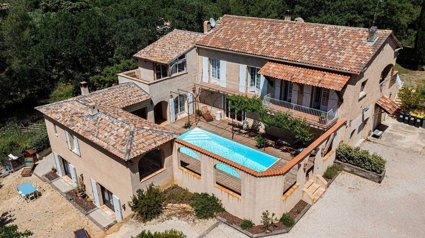 Gîte pour 8 personnes, avec jardin ainsi que terrasse et piscine