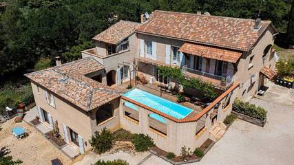 Gîte pour 8 personnes, avec jardin ainsi que piscine et terrasse à Évenos