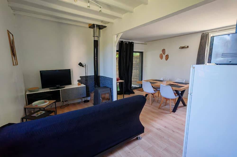 Maisonette on 1 hectare park, direct access to lake, swimming pool, boat pontoon in Éguzon-Chantôme, La Châtre und Umgebung
