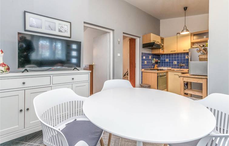 Ganze Ferienwohnung, Gemütliche Ferienwohnung mit WLAN und Terrasse, 800 m vom Strand Pod Vruljom entfernt in Pakostane, Zadar