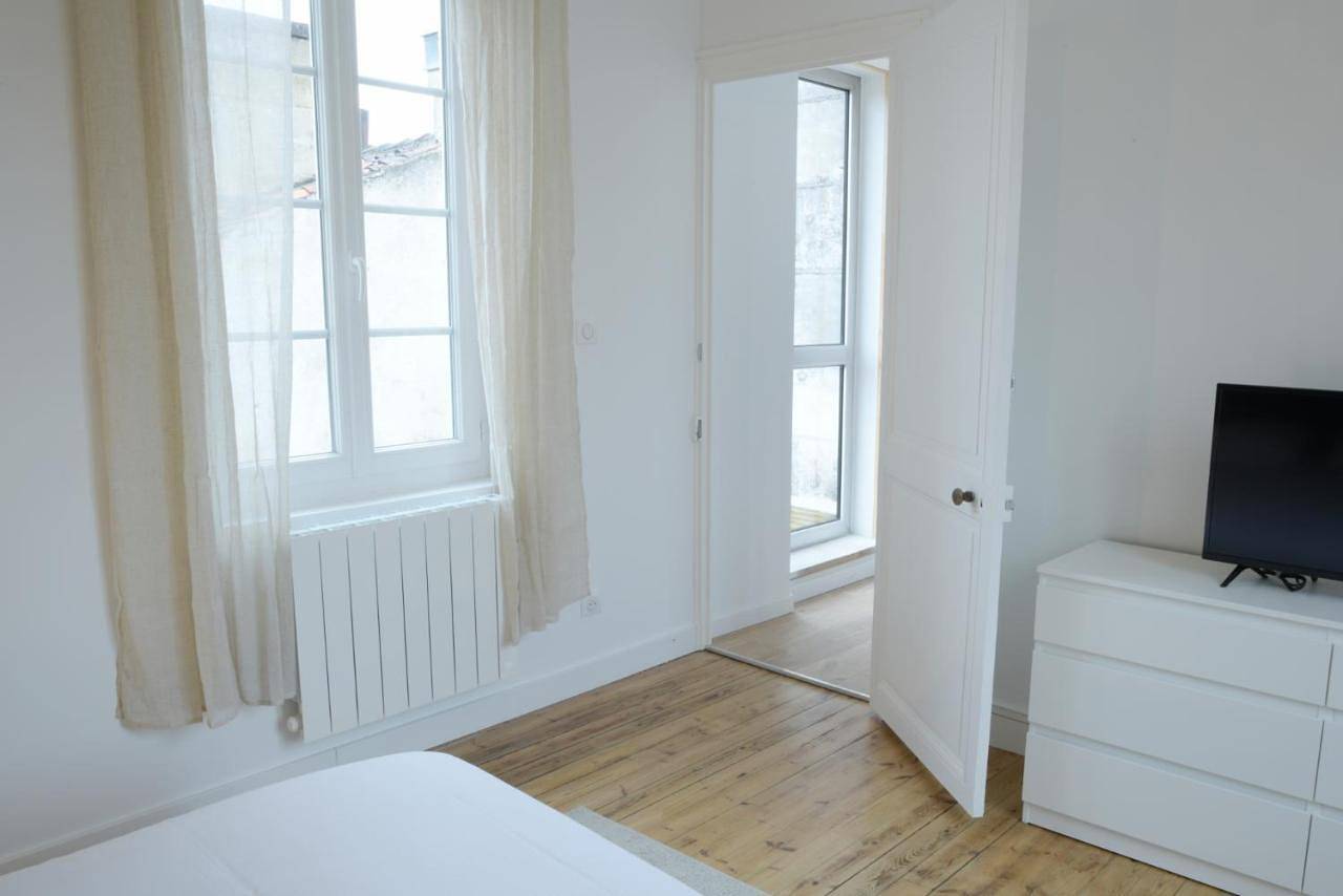 Appartement entier, T2 de 55m2 avec toit terrasse, hyper centre, wifi, draps, savons et serviettes fournis in Cognac, Charente