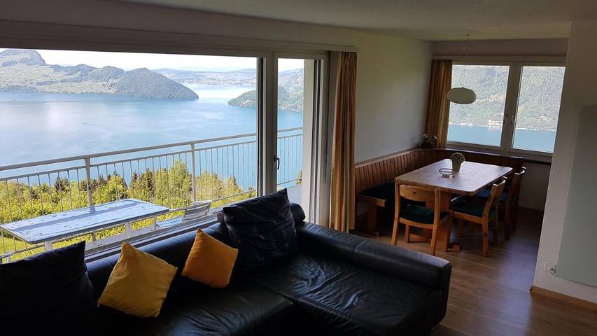 Ferienwohnung für 6 Personen, mit Terrasse und Garten sowie Seeblick und Ausblick in Emmetten