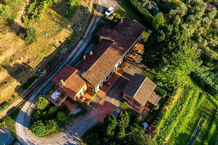 Romantic independent country house with garden, between Lucca and Florence in Massa e Cozzile, Provincia di Pistoia
