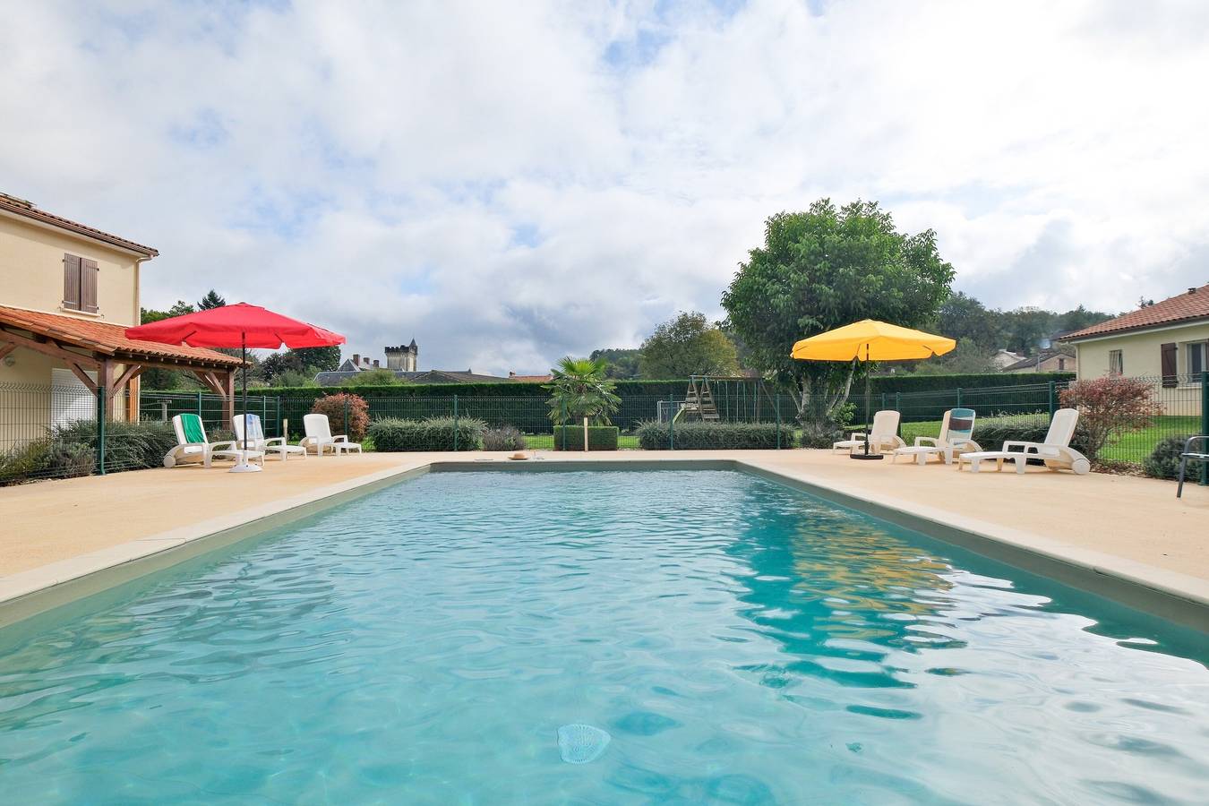 L’Enclos – Maison avec climatisation et piscine partagée à Savignac-les-Églises in Savignac-les-Églises, Périgord Blanc