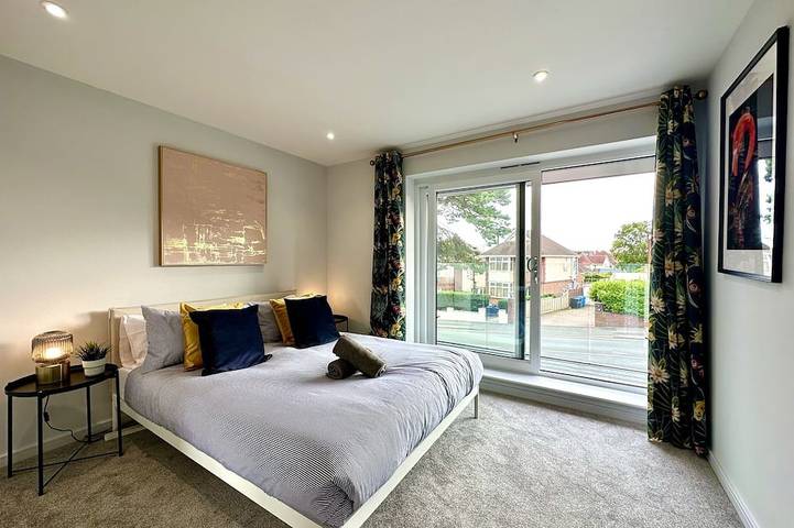 Brand New 4 Bedroom House -Sleeps 9 - Free Parking in Poole, Poole Harbour