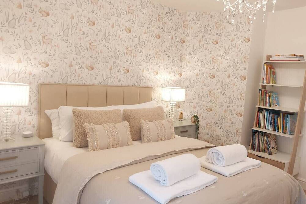 Sparrow Cottage-New Forest Home-4 Bed-Garden-Parking-Ev Charger in Ringwood, Hampshire