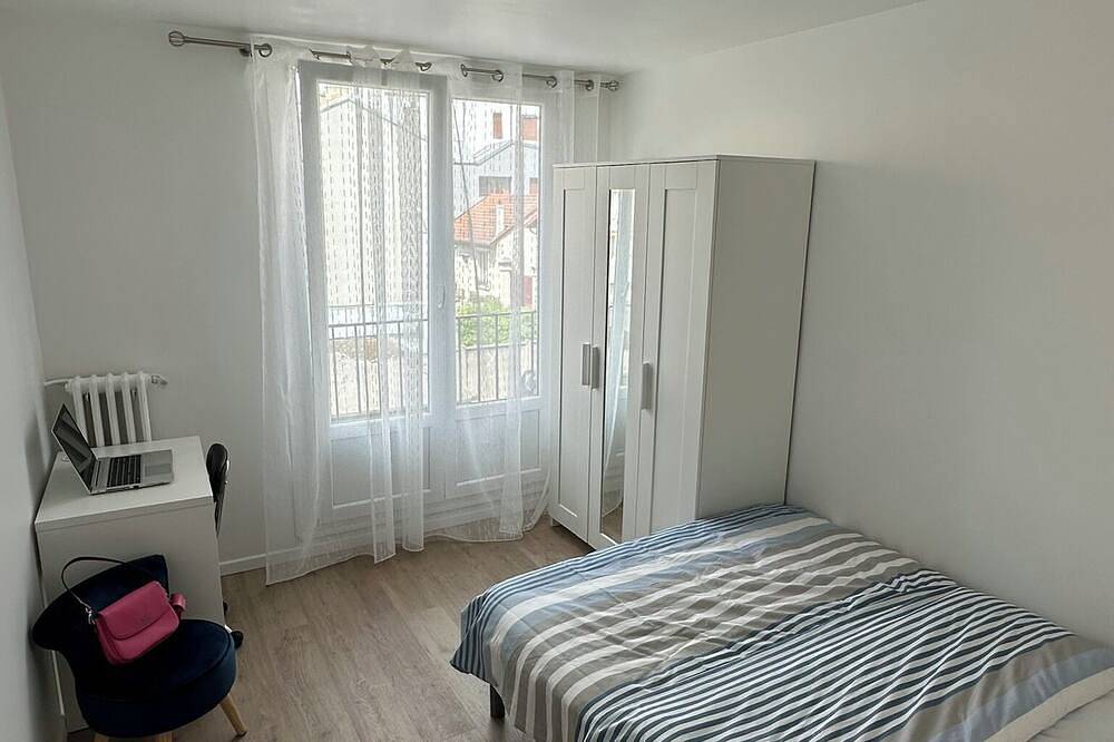 Entire apartment, Spacious 3-bedroom near Paris - Private parking - Netflix in Aubervilliers, Seine-Saint-Denis