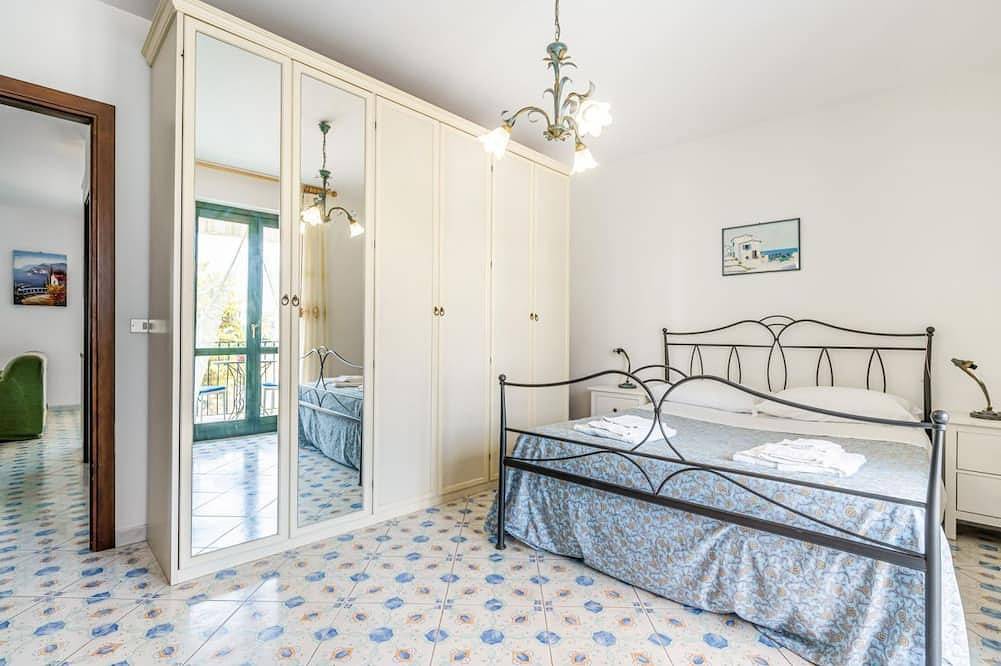 Ganze Wohnung, Guesthost - Cozy 55 sqm apartment in Mascali, ideal for 4 people. Equipped with air conditioning, and 2 balconies, the apartment offers comfort and convenience. Located just 1 minute walk from the beach, with a road next to the building providing direct in Fondachello, Catania Provinz
