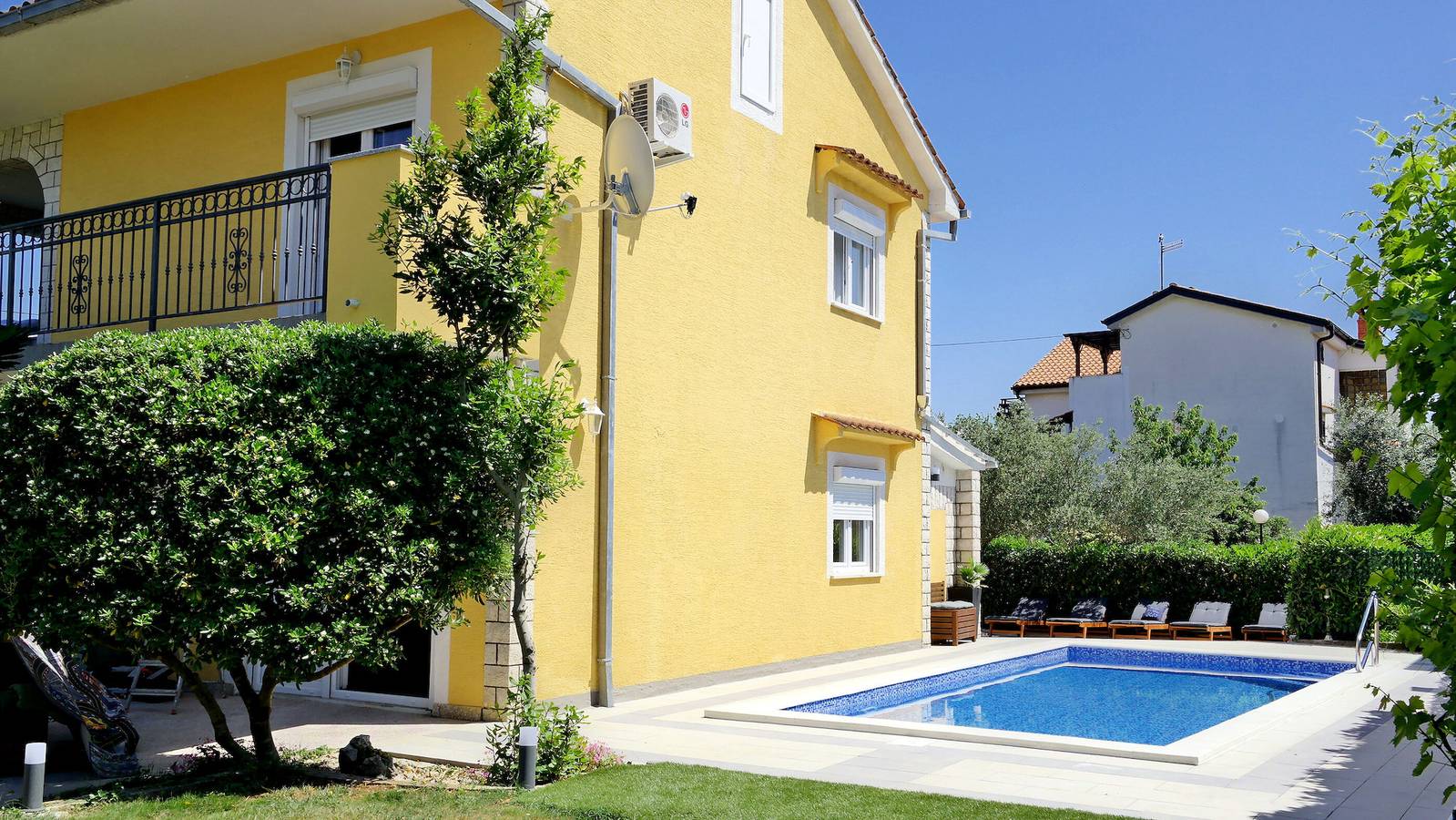 House Yellow in Silo (Krk), Krk