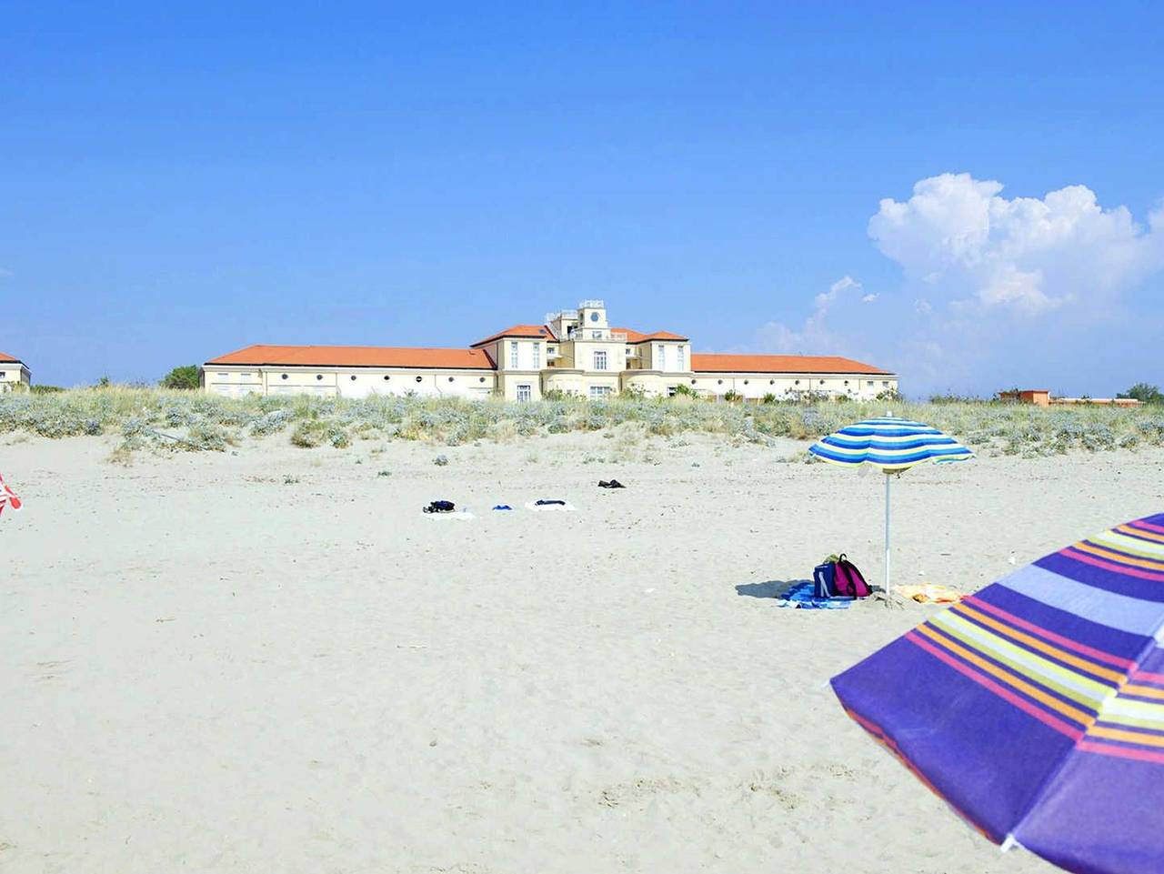 Ganze Ferienwohnung, Dünenresidenz Regina-Elena, privater Strandzugang, Meerblick in Pisa, Italienische Riviera