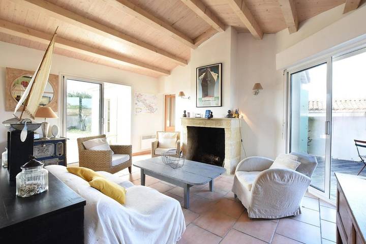 Location de vacances pour 10 personnes, avec terrasse ainsi que jardin et piscine dans Plage des Gollandieres (Le Bois-Plage-en-Re) - 3