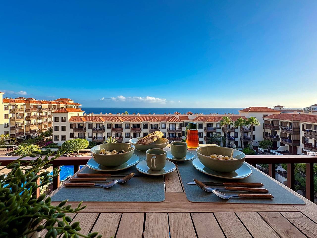 Geheel appartement, Appartement 'Balcón del mar - suite 353' met zonnig terras op het zuiden en frontaal zeezicht in Costa del Silencio, Arona