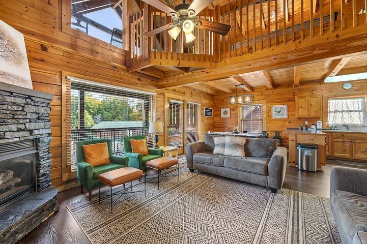 Log cabin for 8 people, with balcony and pool as well as hot tub in Pigeon Forge