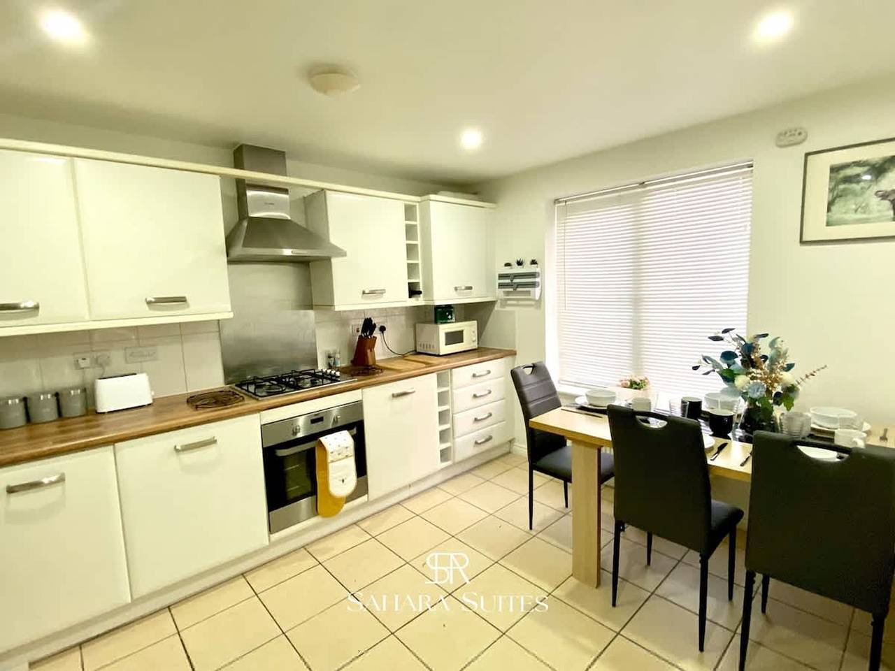 20 Off   Spacious 4Br Contractor Home   Parking in Warwickshire