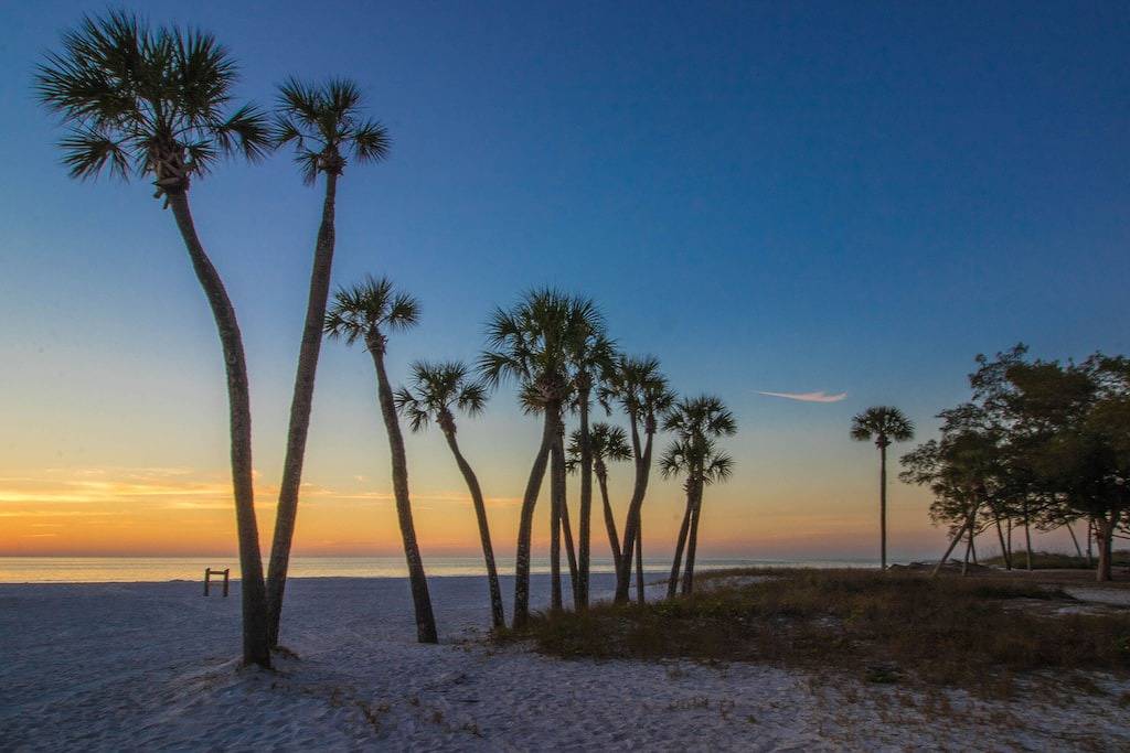 Ganze Wohnung, Waterfront, hundefreundliche Wohnung w / voll ausgestattete Küche, möblierter Balkon und Blick auf den Golf in Coquina Beach, Bradenton Beach