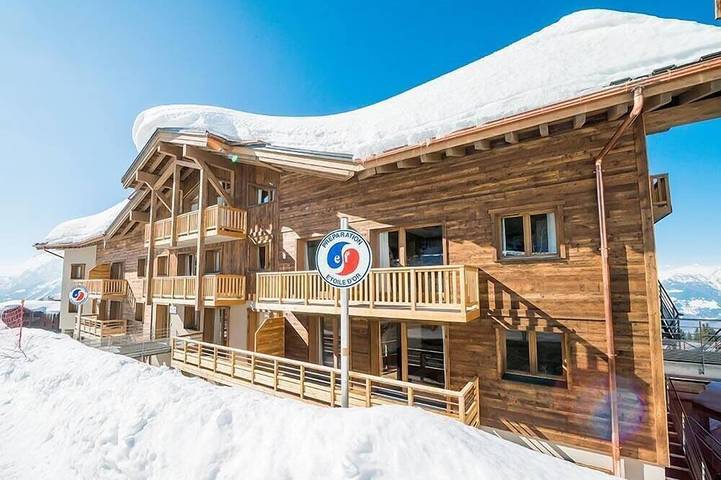 Appartement entier, Wifi, pied des pistes de ski, vue bâtiment, remise en forme, piscine, sauna, hammam, télévision in La Rosière, Montvalezan
