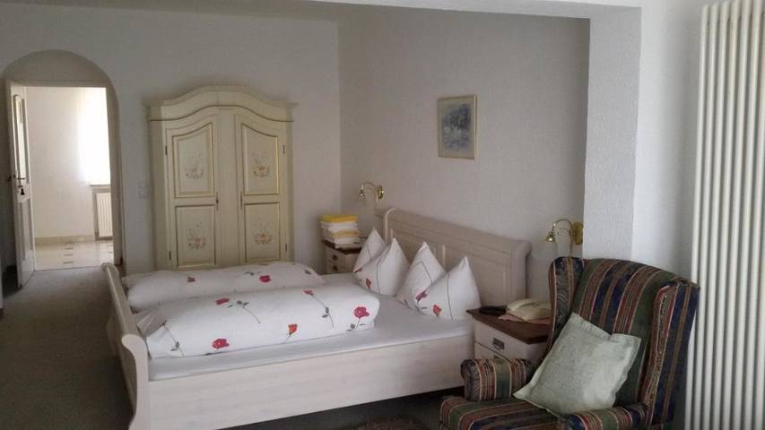 Hotel für 3 Personen, mit Balkon und Terrasse sowie Garten und Ausblick in Gladenbach