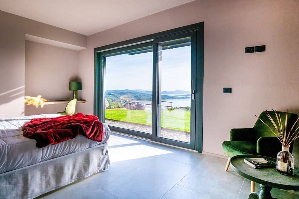 Brand new villa! Infinity heated pool with whirlpool massage and stunning view in Passignano sul Trasimeno, Lago Trasimeno