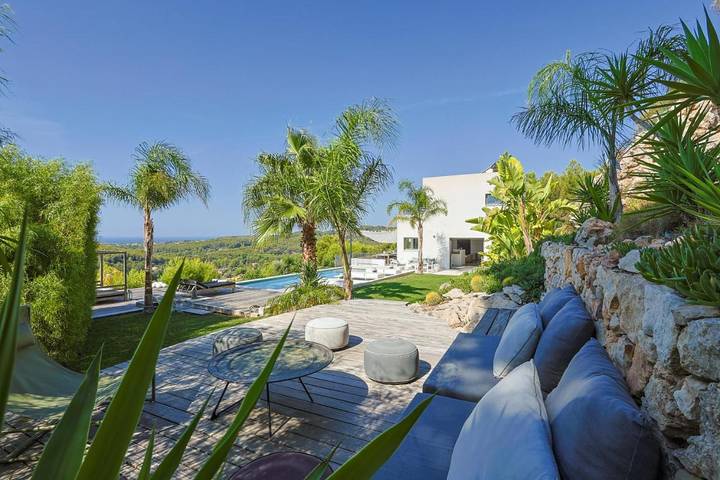 Villa pour 8 personnes, avec balcon et jacuzzi ainsi que jardin et piscine - 1