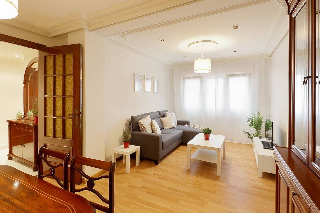 Apartamento entero, Amplio apartamento con cocina completa y lavandería cerca del centro. in Oviedo, Cordillera Cantábrica