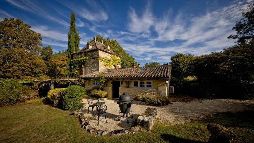 Gîte pour 6 personnes, avec jardin ainsi que piscine et vue à Naussannes