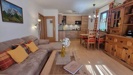 Ferienwohnung für 3 Personen, mit Terrasse und Pool sowie Ausblick im Mittenwald