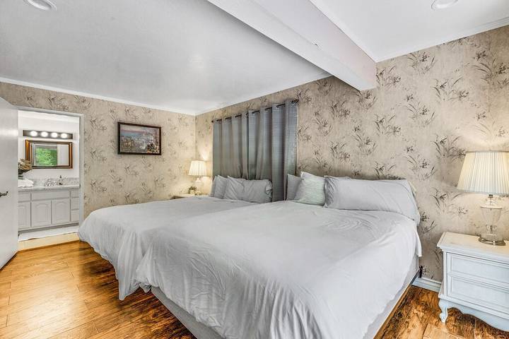 Vacation rental for 15 people, with yard and terrace as well as hot tub in Lake Arrowhead