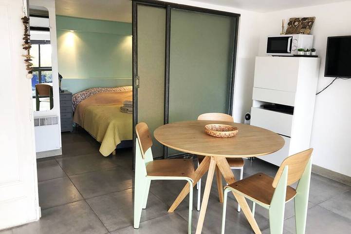 Ganze Wohnung, Cassis Großes Studio, Terrasse, Dorf und Strand zu Fuß, privater Parkplatz in der Provence in Cassis, Nationalpark Calanques