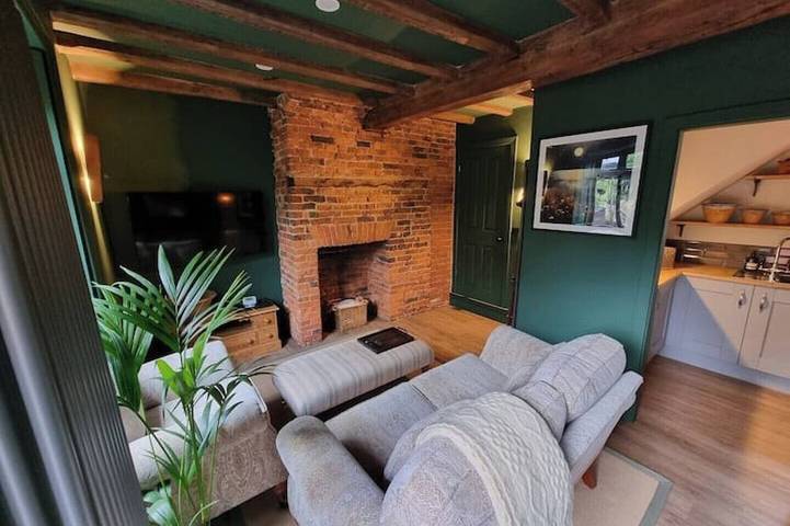 Log cabin for 2 people, with pets in Leeds