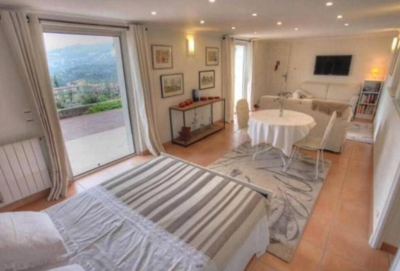 Estudio entero, Estudio "Appartement Les Oliviers" con terraza privada, piscina compartida y Wi-Fi in Saint-André-de-la-Roche, Nizza Region