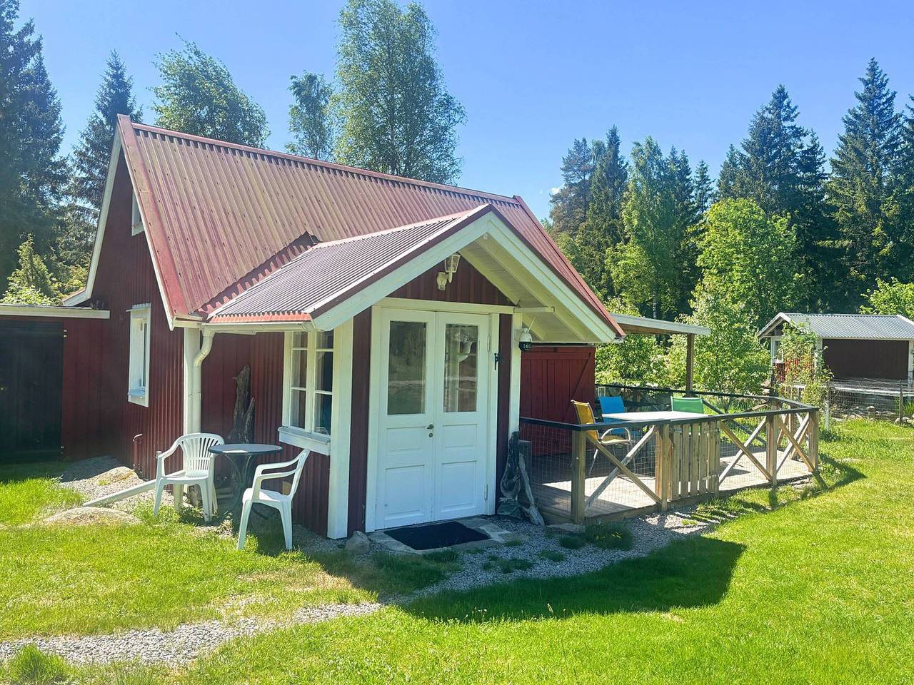Fannys Hus – Ferienhaus mit Panorama-Sauna am Fluss in Småland in Kronoberg