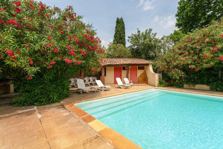 Casa vacanze 'Réattu' con piscina condivisa, Wi-Fi e aria condizionata in Fourques, Costa mediterranea (Francia)