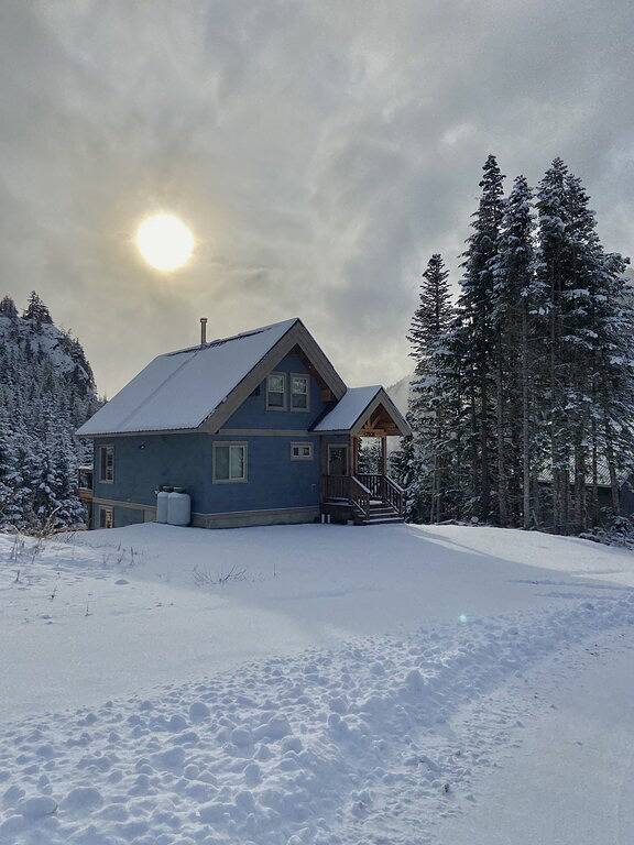 The Snowshoe House - 3 bed 2 bath cabin + hot tub in Fraser Valley Regional District