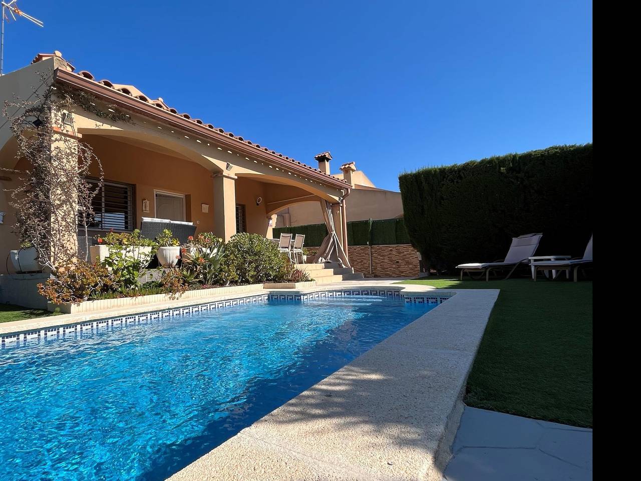 Villa Canarias mit privatem Poolhaus in Miami Platja in Mont-roig del Camp, Costa Dorada