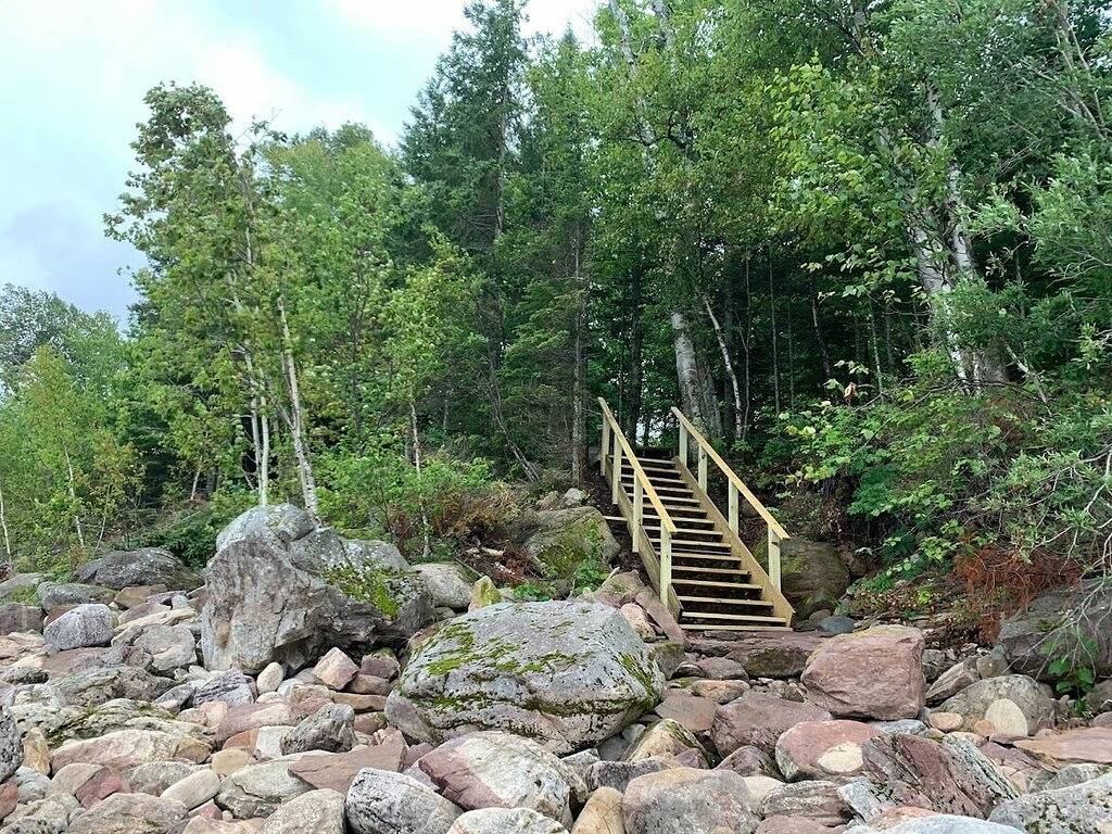 Rustic Cabin sitting on the Edge of Lake Superior with an Outdoor Sauna in Alger County