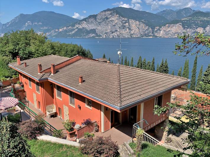Ferienwohnung für 3 Personen, mit Balkon und Terrasse sowie Garten und Seeblick in Malcesine