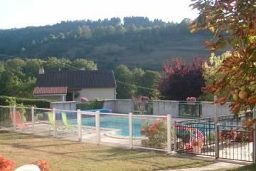 Gîte pour 5 personnes, avec terrasse ainsi que jardin et piscine à Terrou