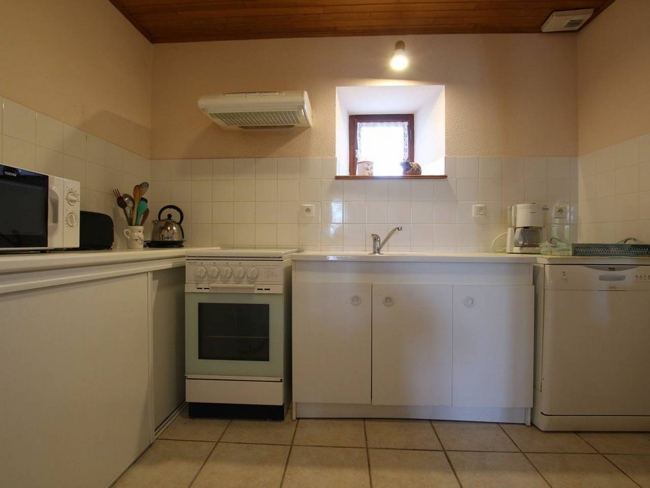 Cozy Farmhouse near Lapte with Nature Views, Near Lake, Pet Friendly, Fireplace & Full Amenities in Lapte, Massif Central