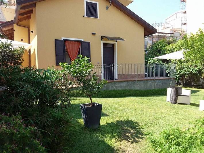 Location de vacances pour 8 personnes, avec jardin et terrasse à Alì Terme
