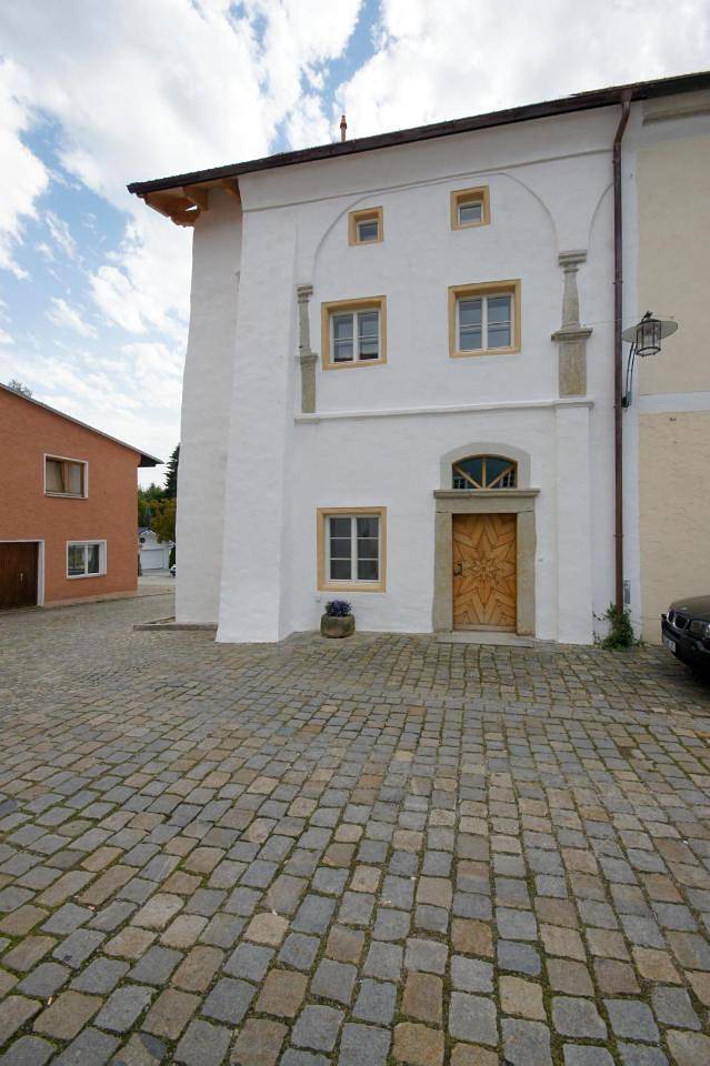 Glockenturm der Schlosskapelle von 1600 - Renaissance trifft auf die Gegenwart und beschert einen kunterbunten Urlaub für die ganze Familie mitten im Bayerischen Wald in Schwarzach, Ostbayern