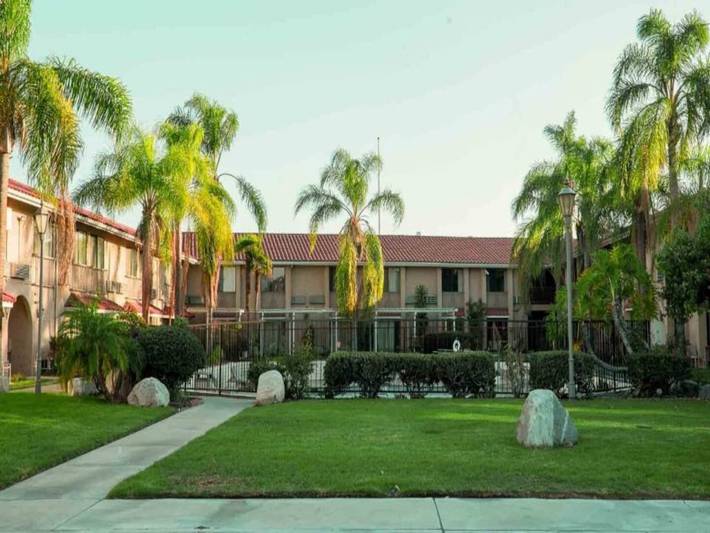 Ganze Wohnung, 1 Kingsize-Bett | Raucher, Mikrowelle in Anaheim, Orange County