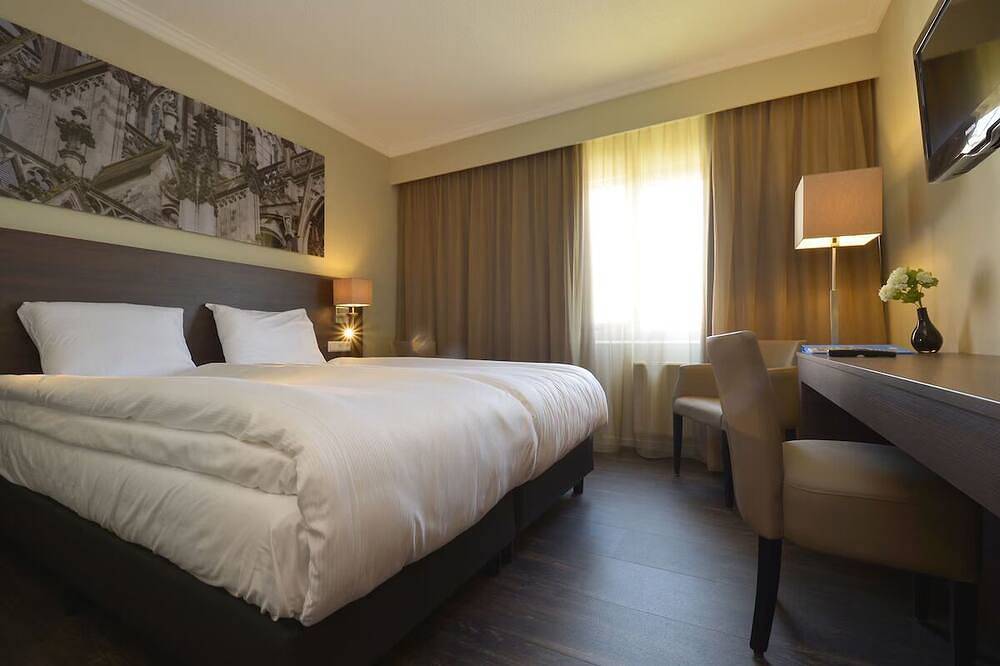 Modern Amenities with Easy Access to Cultural Attractions! Onsite Dining in Noord-Brabant