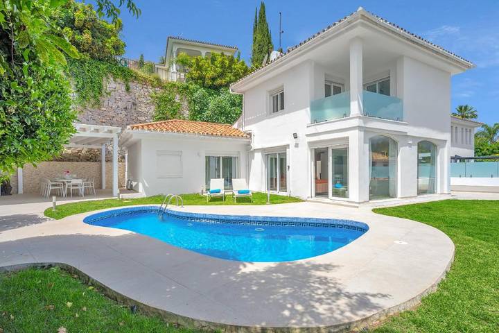 Chalet para 12 personas, con piscina además de terraza y jardín en Puerto Banús